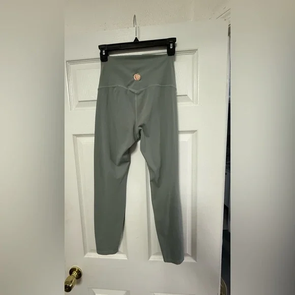 Two-Piece Gray Activewear Set | High-Waisted Leggings & Sports Bra like new - Picture 7 of 14